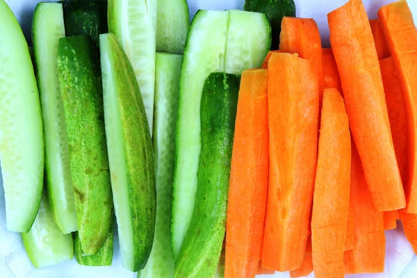 Frische Gurken- und Möhrenscheiben isoliert auf weißem Hintergrund — Stockfoto