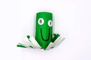 çocuklar el zanaat, ahtapot boş tuvalet rulo ları izole o yapmak