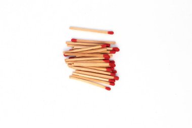 Beyaz arka planda yalıtılmış kibrit kutusu dışında kibrit çöpü