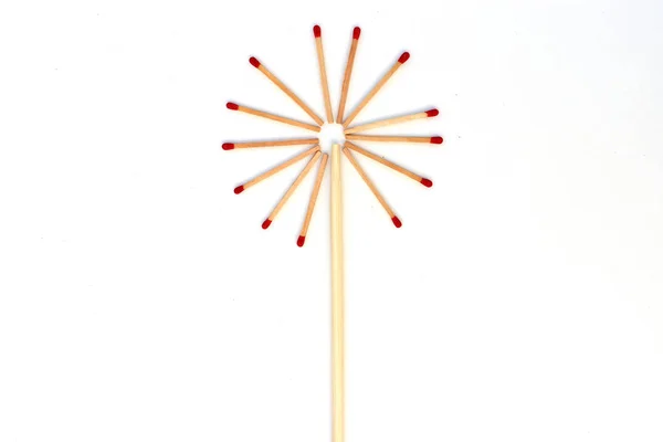 Matchstick hors de la boîte d'allumettes isolé sur fond blanc — Photo