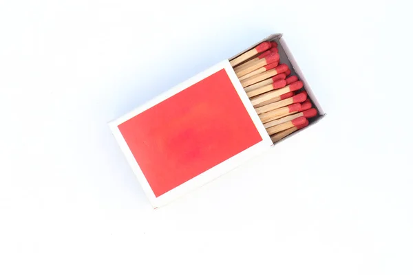 Fósforos, caixa de fósforos aberta, matchstick isolado no backgroun branco — Fotografia de Stock