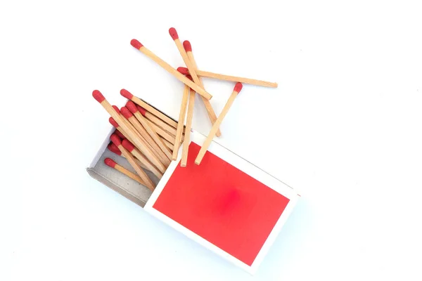 Fósforos, caixa de fósforos aberta, matchstick isolado no backgroun branco — Fotografia de Stock