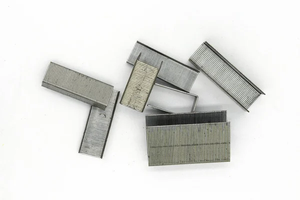 Grampos de metal para grampeador isolado em fundo branco — Fotografia de Stock