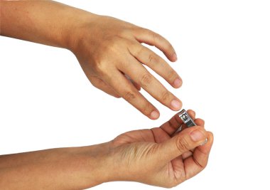 Tırnak makasıyla tırnak kesen kadın siyah sırtında izole edilmiş.