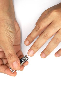 Tırnak makasıyla tırnak kesen kadın siyah sırtında izole edilmiş.