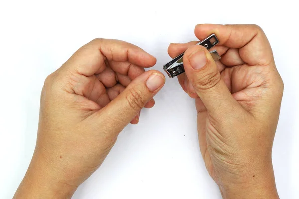 Femme coupant des ongles à l'aide de coupe-ongles isolé sur noir backgro — Photo
