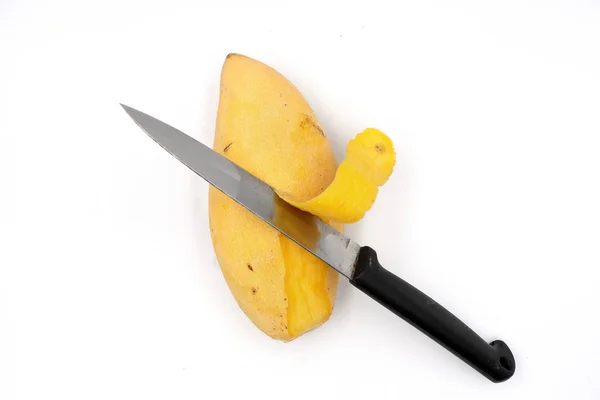 olgun mango, siyah bac izole bıçak ile sarı mango kabuğu