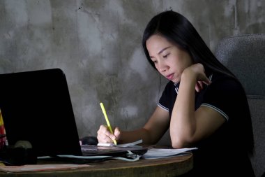 Asyalı kadın gece geç saatlerde evden çalışan