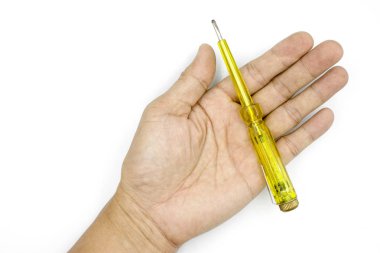 Erkek el ele kontrol etmek için elektrikli test tornavida tutan