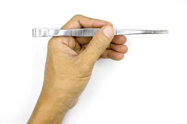 Cımbız tutan bir erkek el, tıbbi pinsetter, adam el isola