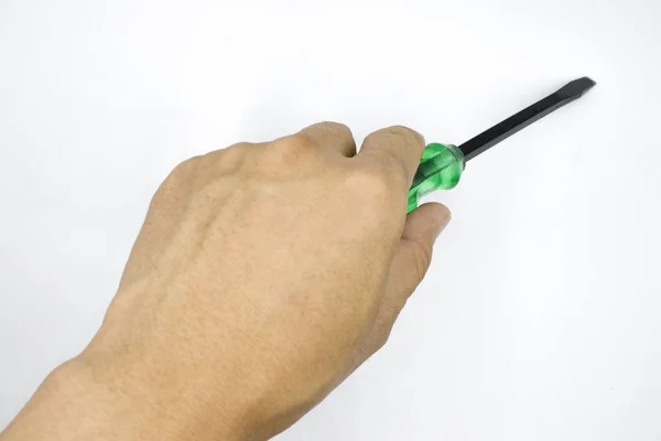 Αρσενικό χέρι που κρατάει πράσινο κατσαβίδι, άτομο απομονωμένο σε λευκό — Φωτογραφία Αρχείου