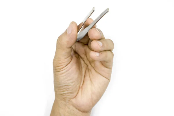 Eine männliche Hand hält Pinzette, medizinischen Pinsetter, Mann Hand isola — Stockfoto