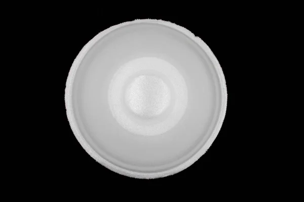 白色空泡沫杯，聚苯乙烯，泡沫碗隔离在黑色 — 图库照片