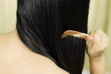 Saç Bakımı. Güzel kadın Hairbrushing saç Bru ile closeup