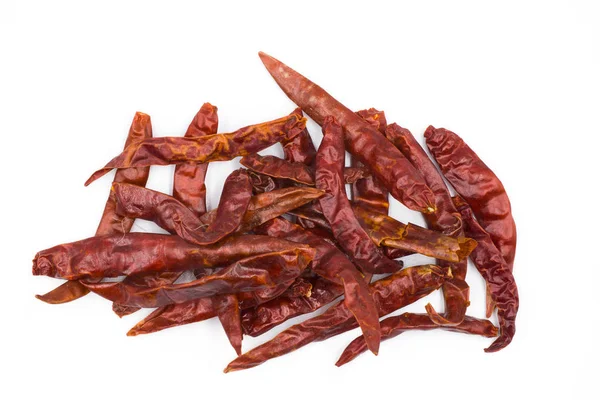 Beyaz arka planda izole edilmiş kurutulmuş kırmızı acı biber. Top vie