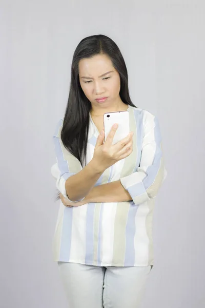 Niedliche schöne Frau im Hemd, die am Telefon spielt. isoliert — Stockfoto