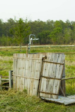 Eski bambu açık tuvalet veya tuvalet, yatay ön görünümü 