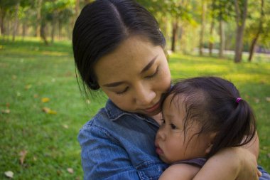 genç anne sarılma ve ağlayan küçük kızı yatıştırıcı, Asya