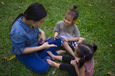 Yaşam tarzı portre anne oğlu ve kızı dışında mutluluk içinde