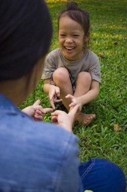 Yaşam tarzı portre anne ve çocuk mutluluk içinde dışında th