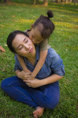 Yaşam tarzı portre anne ve çocuk mutluluk içinde dışında th