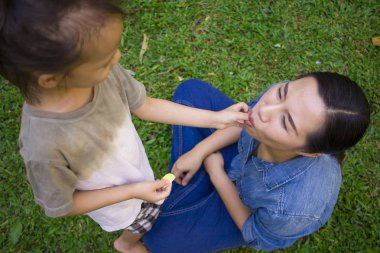 Yaşam tarzı portre anne ve çocuk mutluluk içinde dışında th