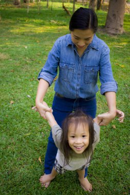 Yaşam tarzı portre anne ve çocuk mutluluk içinde dışında th