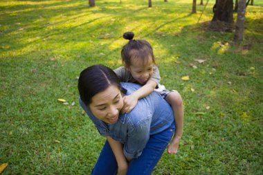 Yaşam tarzı portre anne ve çocuk mutluluk içinde dışında th