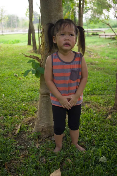 Baby Girl chorando, menina asiática chorando e triste no verão bac — Fotografia de Stock