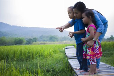 Mutlu Anne ve çocuğu dışarıda eğlenip oynarlar ve