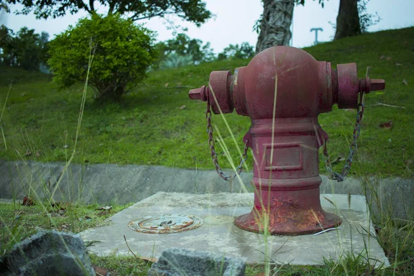 Vecchio idrante rosso fuoco su un marciapiede — Foto Stock