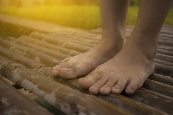 Donna piedi nudi sul pavimento in legno, bambù — Foto Stock