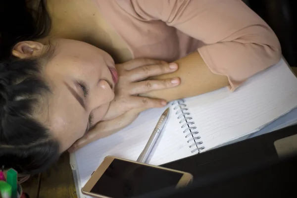 Asian kobieta pracownik cierpi z powodu boli, zmęczenie, ból w szyi, mu — Zdjęcie stockowe
