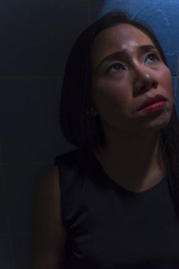 Bir omzunu tutan bir modelin portresi. düşünceli bir yüz ile