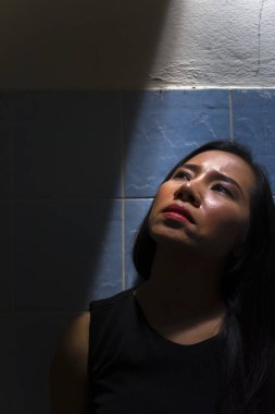 Bir omzunu tutan bir modelin portresi. düşünceli bir yüz ile