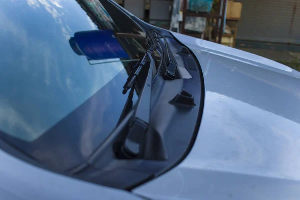 Arabanın ön camları ve sileceklerinin yakın çekim resimleri. — Stok fotoğraf