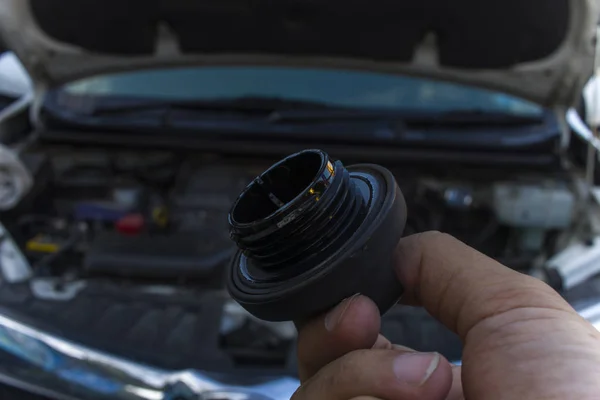 Auto mecânico de verificação de óleo do motor dipstick no carro com tampa de óleo  . — Fotografia de Stock