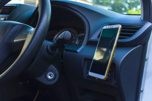 Smartphone içinde bir araba kullanmak için kayıt bul ya da Gps ile bir araba. 
