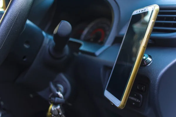 Smartphone içinde bir araba kullanmak için kayıt bul ya da Gps ile bir araba. 