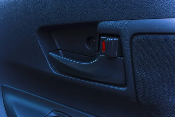 La manija de la puerta del coche que muestra la puerta está abierta. imagen para coche, interio — Foto de Stock