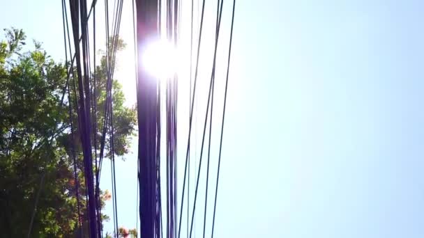 Лінія електропередач на електричному полюсі, дуже небезпечна під блакитним небом — стокове відео