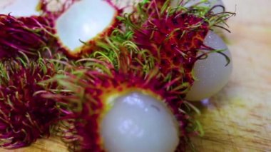 ahşap masa arka planda bambu sepeti taze rambutan