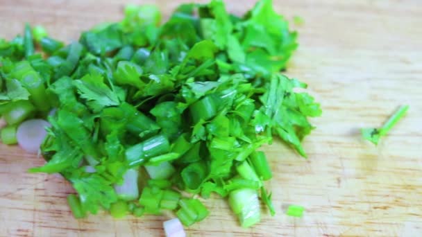 Cilantro comprado en tabla de cortar de madera — Vídeos de Stock