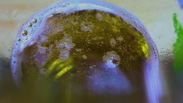 Bière avec bulle sur le cercle de verre la bière est versée dans un verre à bière et il coule dans la mousse dans un verre — Video