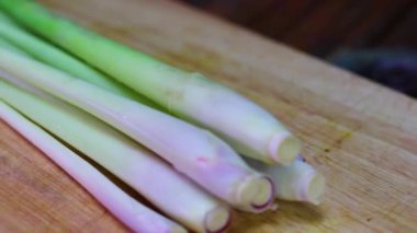 lemongrass eski ahşap tahta üzerine yerleştirilir
