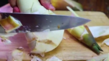 Bambu ları bıçakla soymak. Pişirme Tay Gıda için hazırlamak.