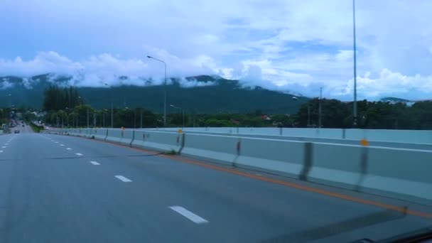 Utsikt över vägen genom vindrutan på bilen på Highway Road vid Chiang Mai Thailand. — Stockvideo