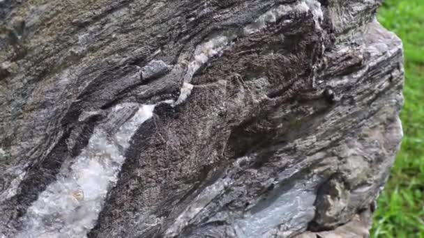 Capas plegadas de roca calc-silicato de una montaña, Tailandia en el campo de tierra . — Vídeo de stock