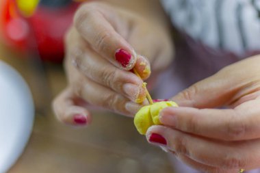 Mutfakta Kadın pişirme ev yapımı Tay tatlısı, closeup