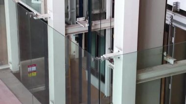 Modern yürüyen merdiven elektronik sistem hareketli, bir yürüyen merdiven üzerinde Bulanık iş adamları